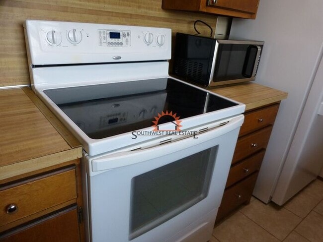 Building Photo - Spacious 2 bedrooms 1 bathroom Apartment.