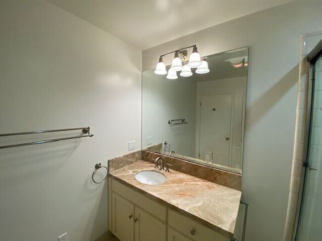 Building Photo - 701 Pine St