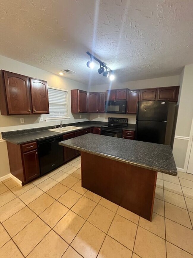 Building Photo - 3 Bedroom, 2.5 Bathroom in Lexington!