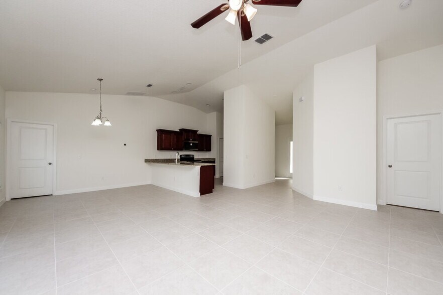 Building Photo - 700 Pincon Ln