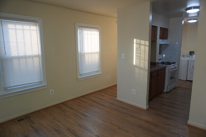 Building Photo - 217 Center St