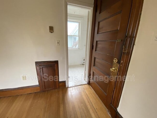 Building Photo - 134 Buell St