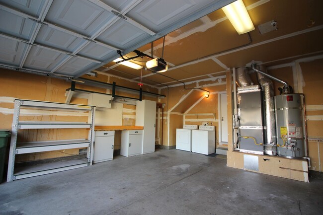 Building Photo - 3 Bedroom Townhome for Rent!