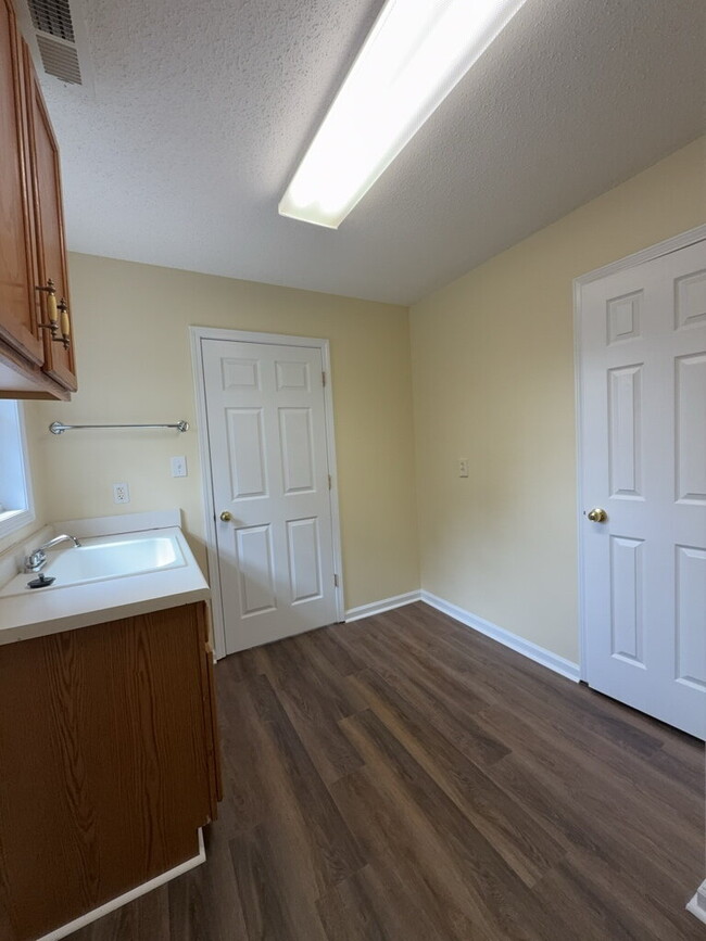 Building Photo - Three Bedroom Two and Half Full Bathroom R...