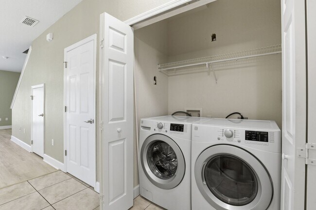 Building Photo - Conveniently located condo in Grantwood