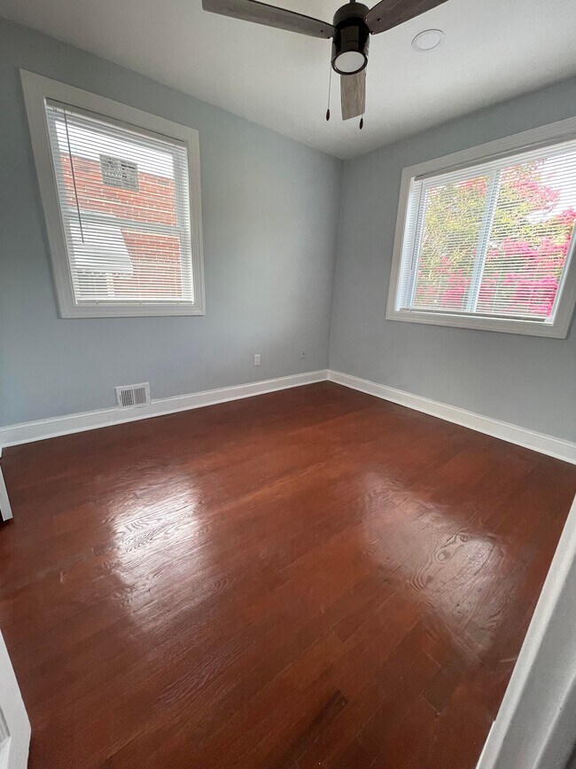 upper level room 2 - 5021 13th St NE