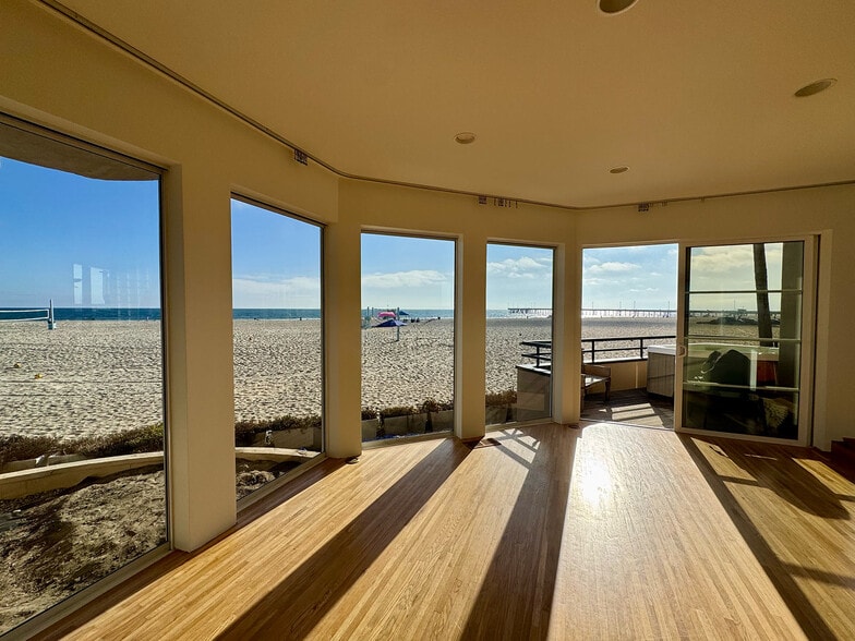 Building Photo - 3505 Ocean Front Walk