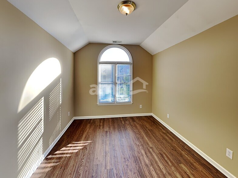 Building Photo - 5718 Chadwick Ln