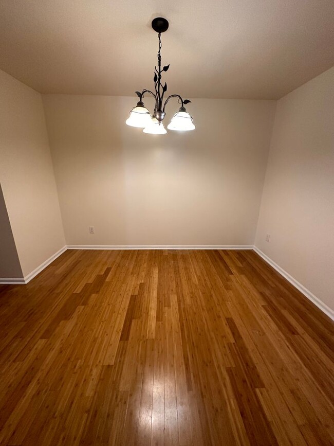 Building Photo - 3 bedroom in Essex Place