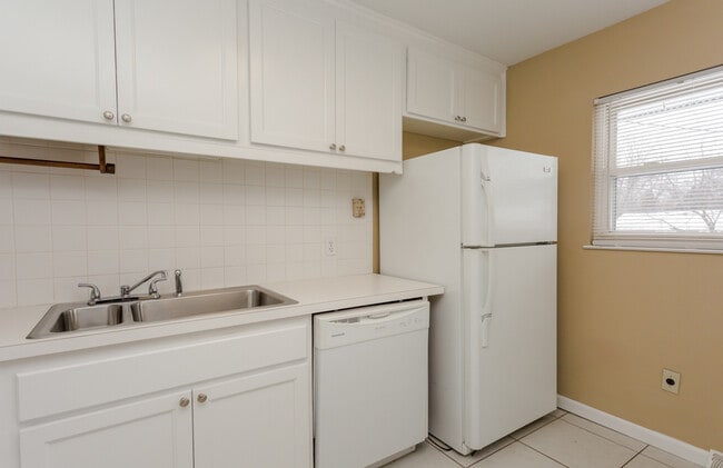 Building Photo - Large 3 Bed 1.5 Bath Maumee Home!
