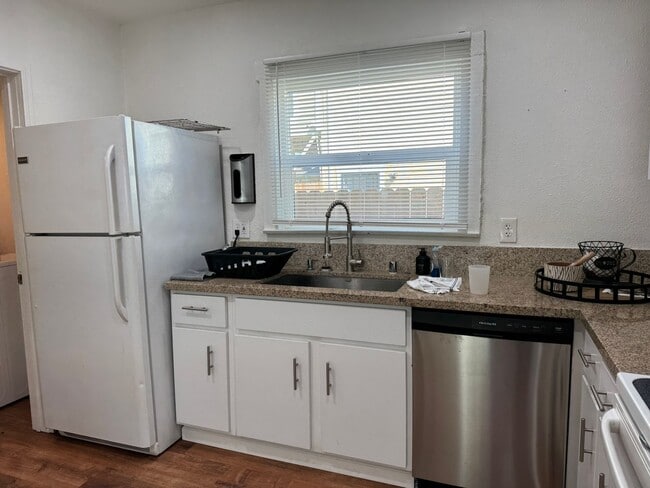 Building Photo - Downtown Sacramento 2 Bedroom, 1 Bath 850 sqft. Townhome for Lease.