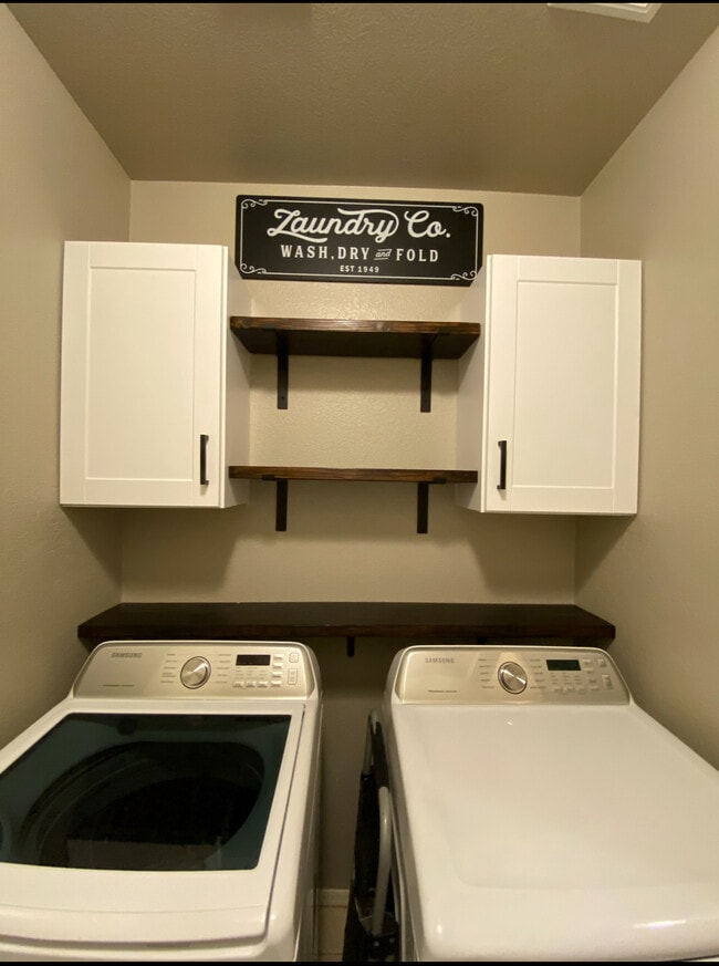 Building Photo - 4043 W Desert Hollow Dr