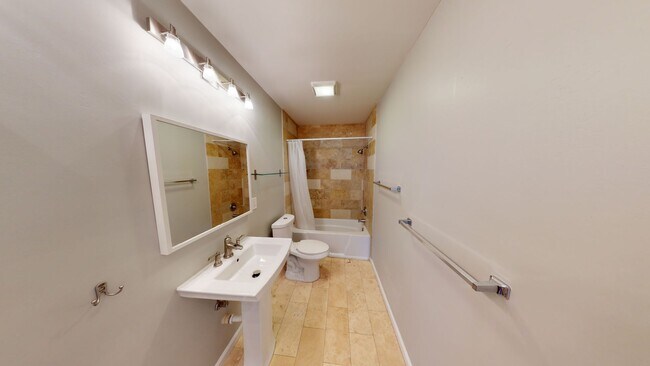 Building Photo - 4BD/3BA, Pool!! BIG house, 1800sqft!!