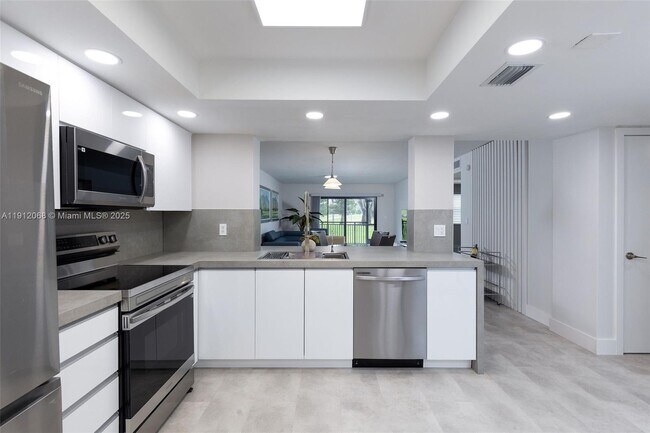 Building Photo - 16171 Blatt Blvd