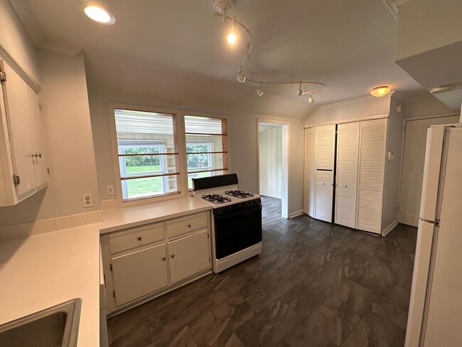 Building Photo - Worthington Colonial Hills with Attached Single Car Garage