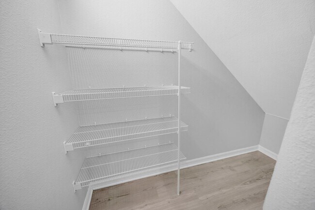 Building Photo - 3 Bedroom 2 Bathroom Townhouse