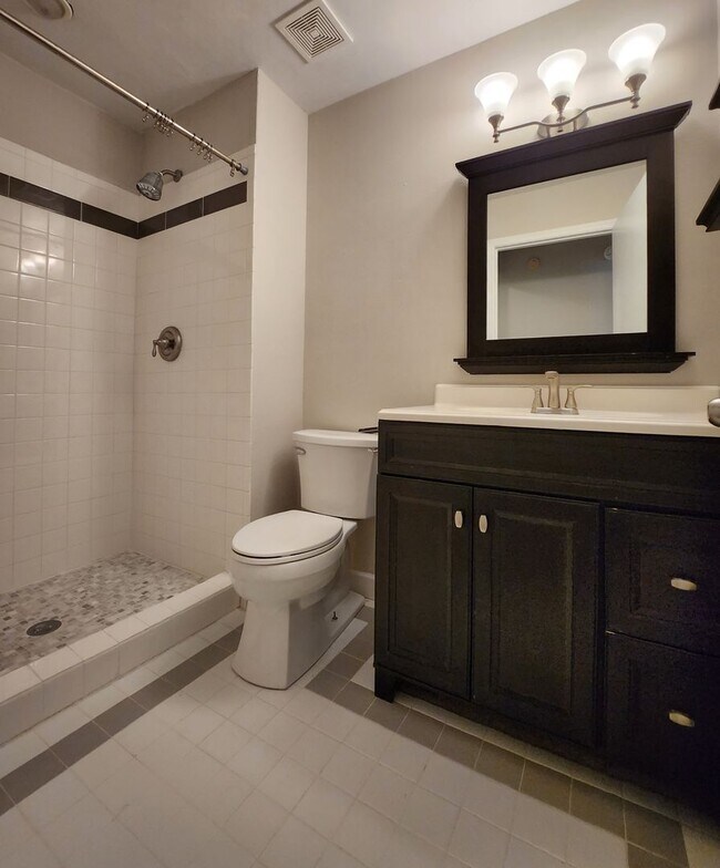 Building Photo - Charming 3 bedroom house near buck lake fo...