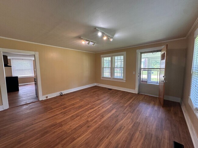 Building Photo - Charming Prospect Cottage with Spacious Yard