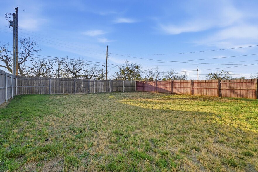 Building Photo - 2050 Lillius St
