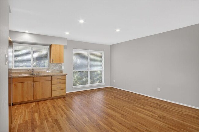 Building Photo - 4616 W Lovers Ln