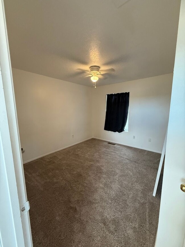 Building Photo - 3 Bed 2.5 Bath Paradise Heights