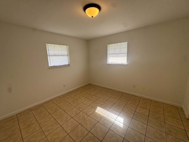 Building Photo - Newly remodeled 2-bedroom, 1-bath duplex in DeFuniak Springs