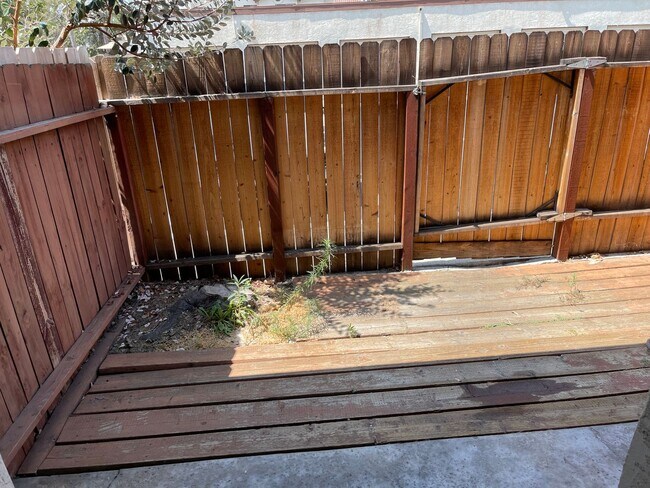Building Photo - Updated 2 Bedroom, 2.5 Bath Condo Includes...
