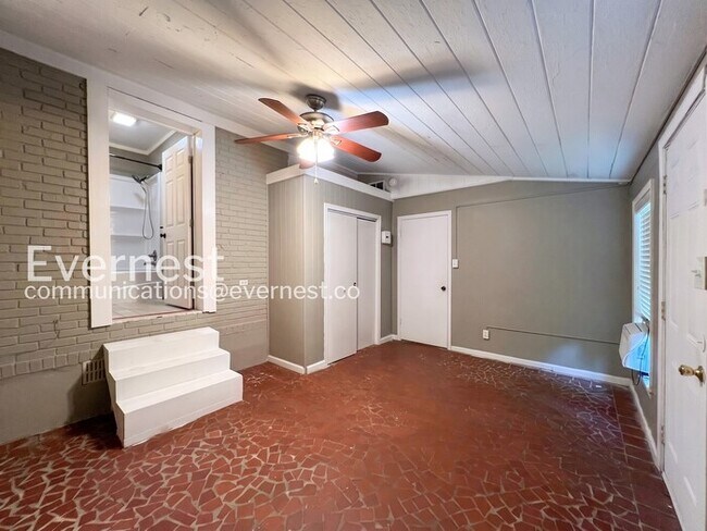 Building Photo - 5 Bed/4 Bath Home with Fenced Yard / Available Now!