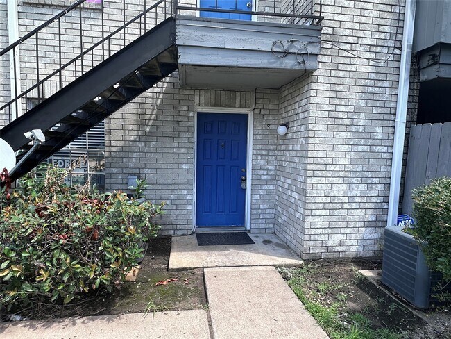 Building Photo - 9700 Leawood Blvd