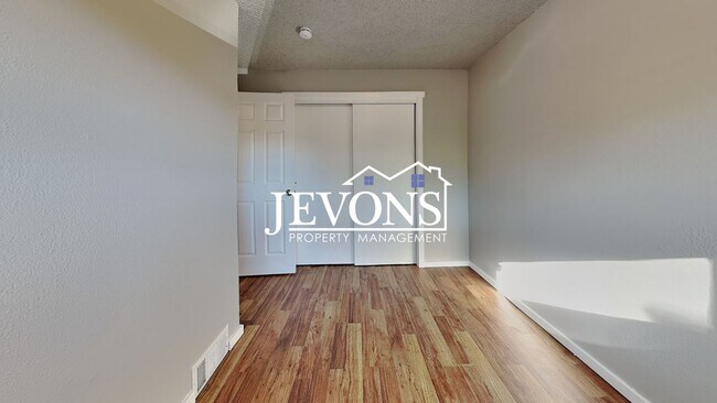 Building Photo - Inviting 2-bedroom 4-plex near Pritchard I...