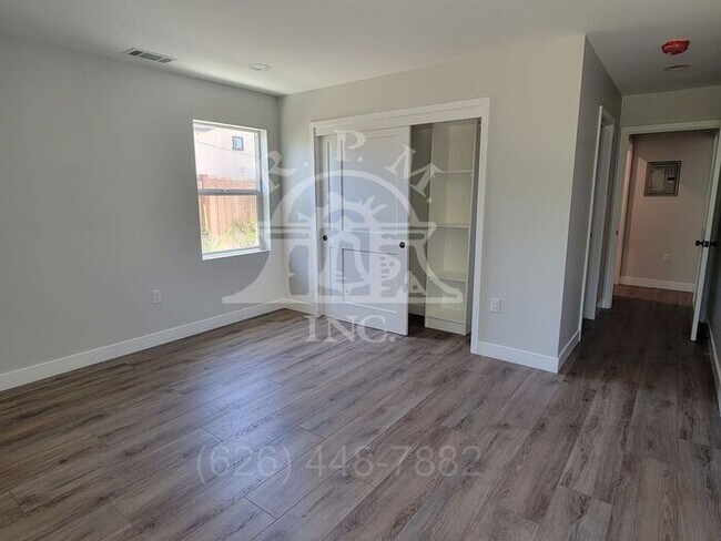 Building Photo - Modern 3 Bedroom Back House