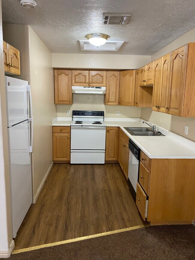 Building Photo - Cute 1 bed 1 bath Townhome