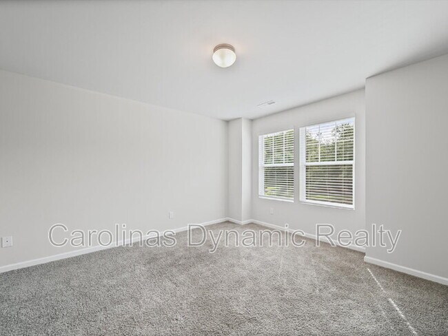 Building Photo - 914 S Battleground Ave