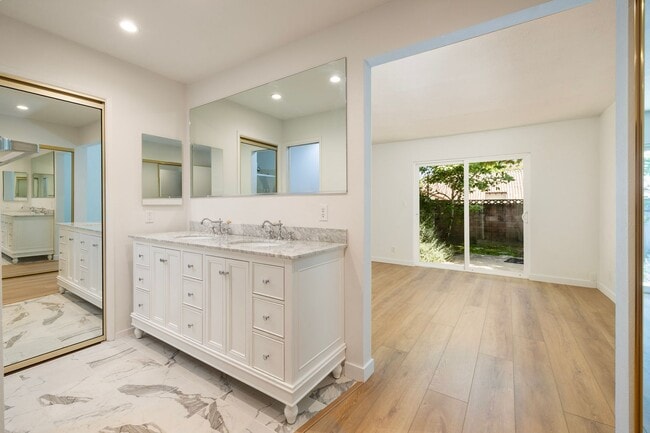 Building Photo - Beautiful 2/2 Condo in Hidden Valley!