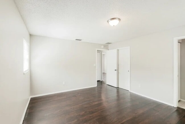 Building Photo - 1303 Village Ct