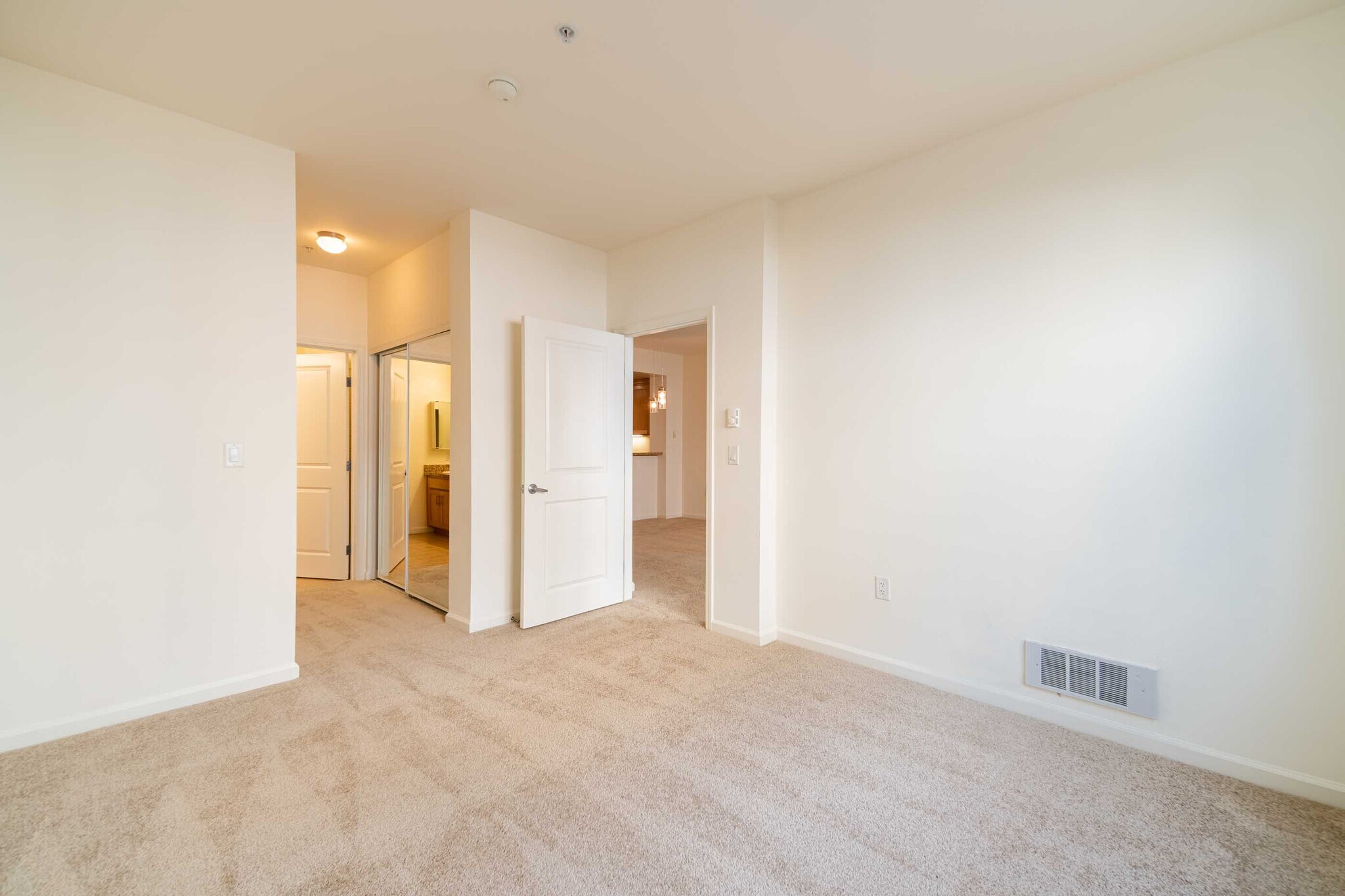 Building Photo - 301 Crescent Ct