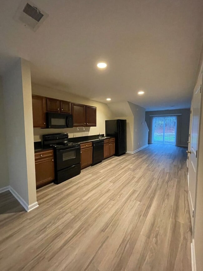 Building Photo - 3 bedroom townhome
