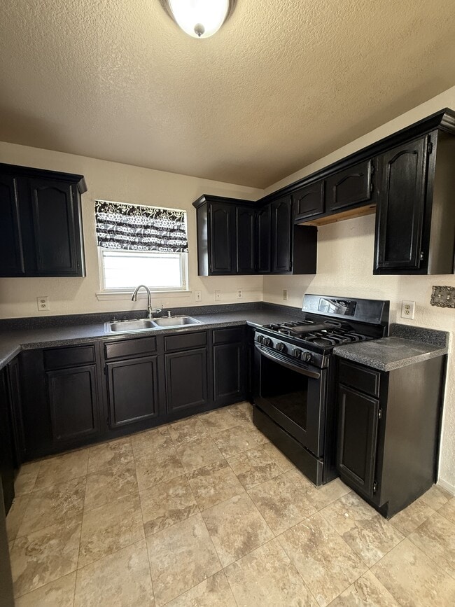 Building Photo - 12008 Castle Woods Dr
