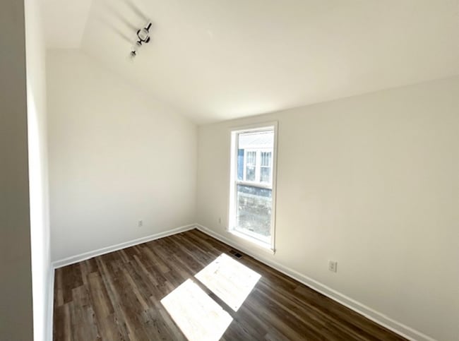 Building Photo - Gorgeous Remodel in Guntersville!