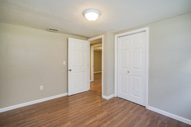 Building Photo - "Charming 3-Bed Sanctuary with Scenic Views in Floral City - 1608 Sq Ft of Comfort!"