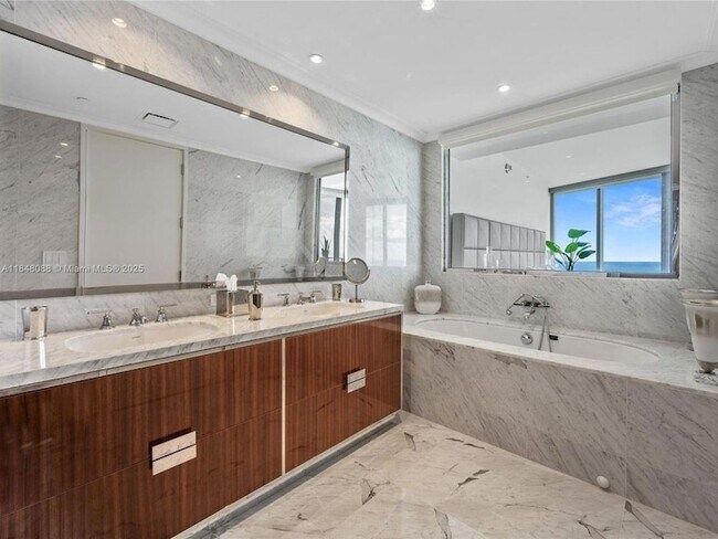 Building Photo - 15701 Collins Ave