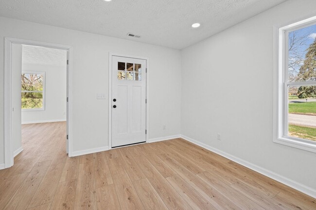 Building Photo - COMPLETELY RENOVATED 4BR HOME - MOVE-IN SPECIAL