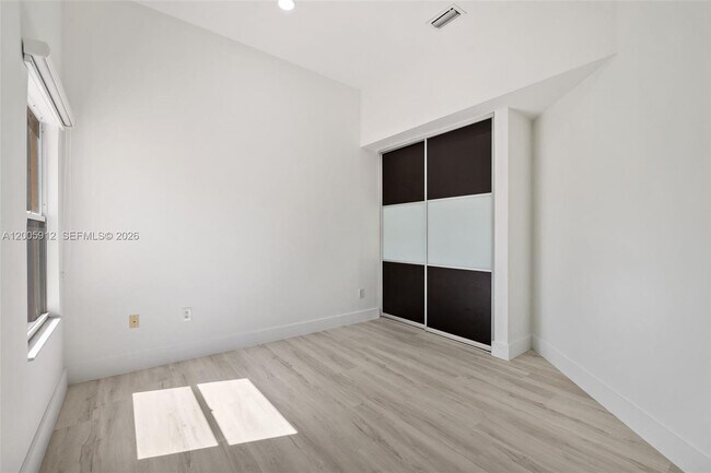 Building Photo - 21012 NE 34th Ct