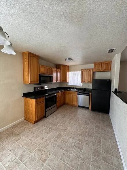 Building Photo - 5327 Hillsdale Blvd