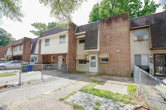 Building Photo - Bright, Clean, and Move-In Ready Townhome