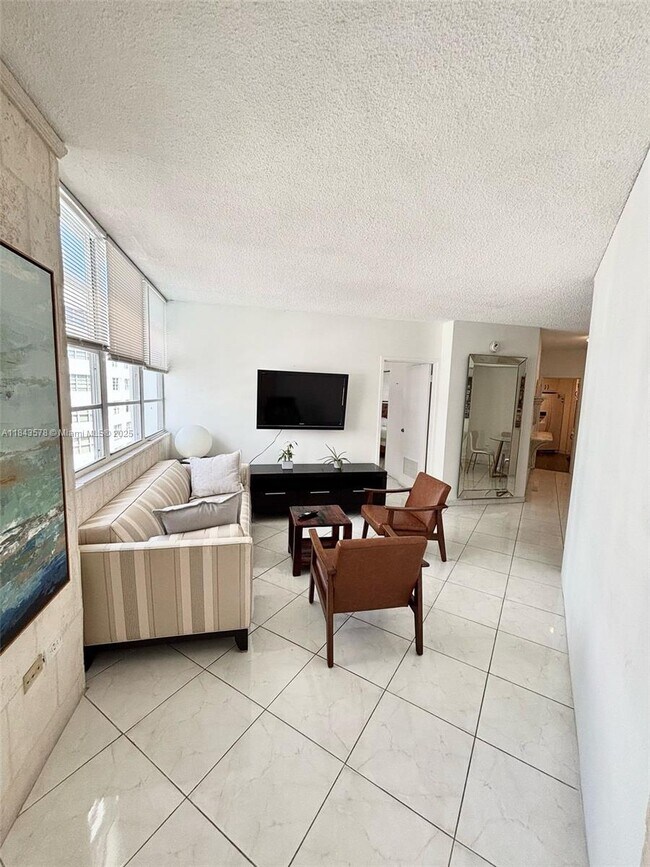 Building Photo - 905 Brickell Bay Dr