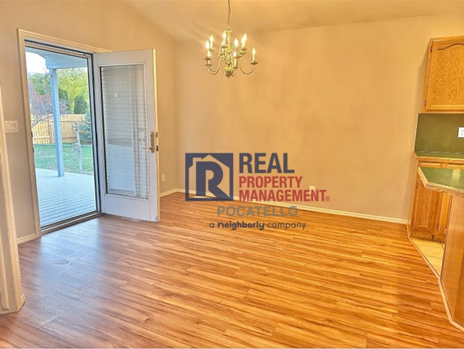 Building Photo - 3 Bed 2.5 Bath Twin Home - Double Car Gara...