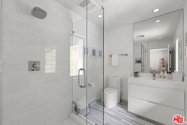 Building Photo - 1739 San Ysidro Dr