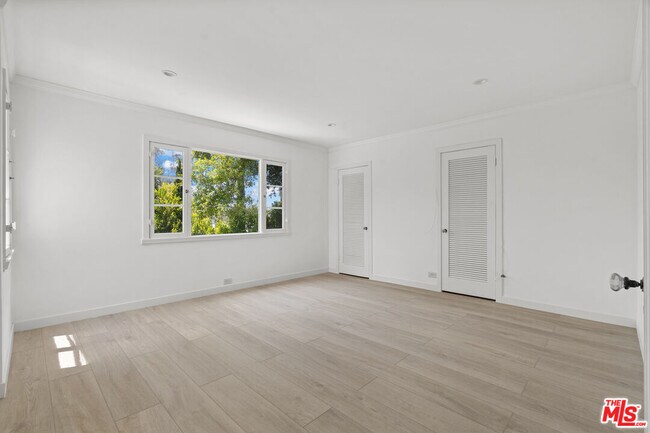Building Photo - 808 Woodacres Rd