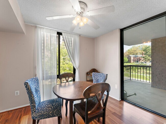 Building Photo - This beautiful 1 bed, 1 bath condo with ov...